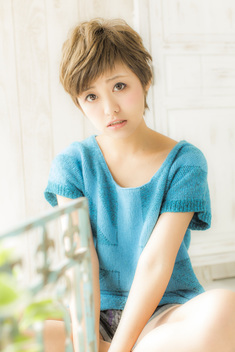短め斜めバングの大人ショート ヘアスタイル 横浜の美容室 美容院 Quol クオール ケラスターゼ旗艦店 短め斜めバングの大人ショート ヘアスタイル 横浜の美容室 美容院 Quol クオール ケラスターゼ旗艦店